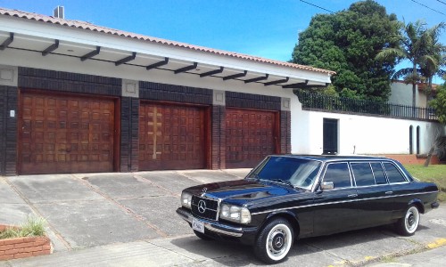 COSTA-RICA-MANISON-WITH-3-CAR-GARAGE.-MERCEDES-300D-LIMOUSINE-SERVICE..jpg