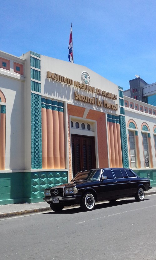 Instituto-Nacional-de-Seguros-INS-en-la-sede-de-La-Merced.-costa-rica-art-deco-mercedes-300d-limo.jpg