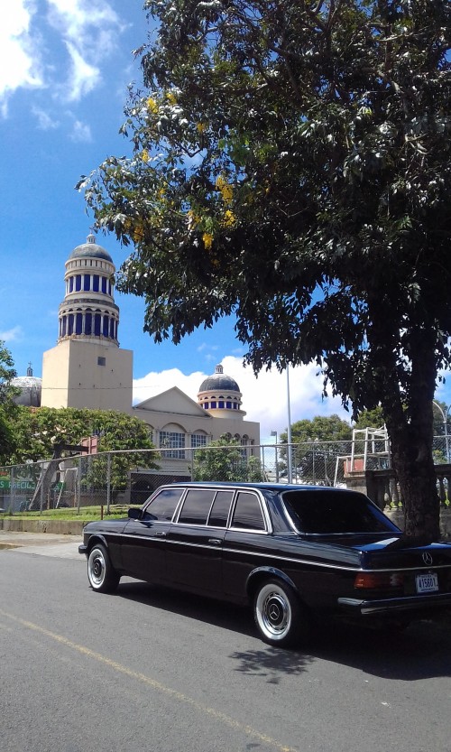 Parroquia-de-la-Santisima-Trinidad-en-Barrio-Mexico.-COSTA-RICA-MERCEDES-LIMOUSINE-SERVICE-FOR-WEDDINGS.jpg