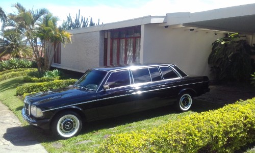 RANCH-STYLE-MANSION-DRIVEWAY.-COSTA-RICA-MERCEDES-W123-SEDAN-TOURS.jpg
