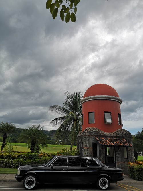 GOLF-LOS-SUENOS-COSTA-RICA.-MERCEDES-300D-LIMO.jpg